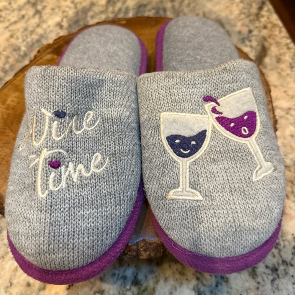 Dearfoams Wine Time Slippers. EUC. Size 7-8